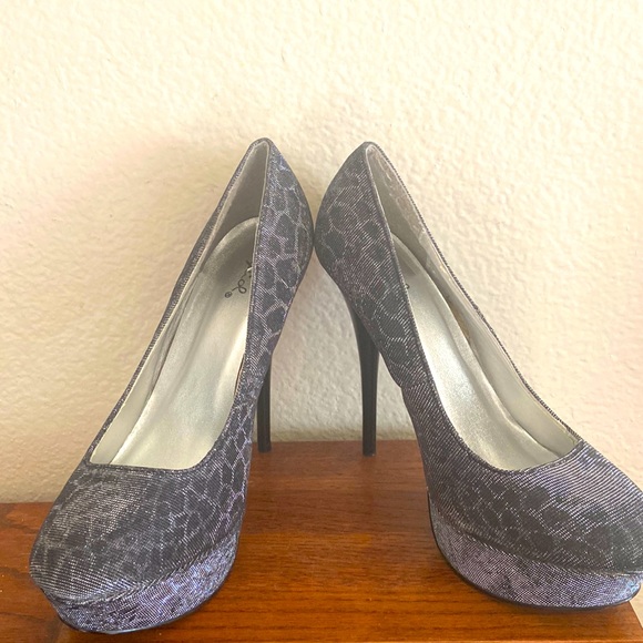 QUIPID Platform Heels in Silver Leopard Print - Picture 1 of 8